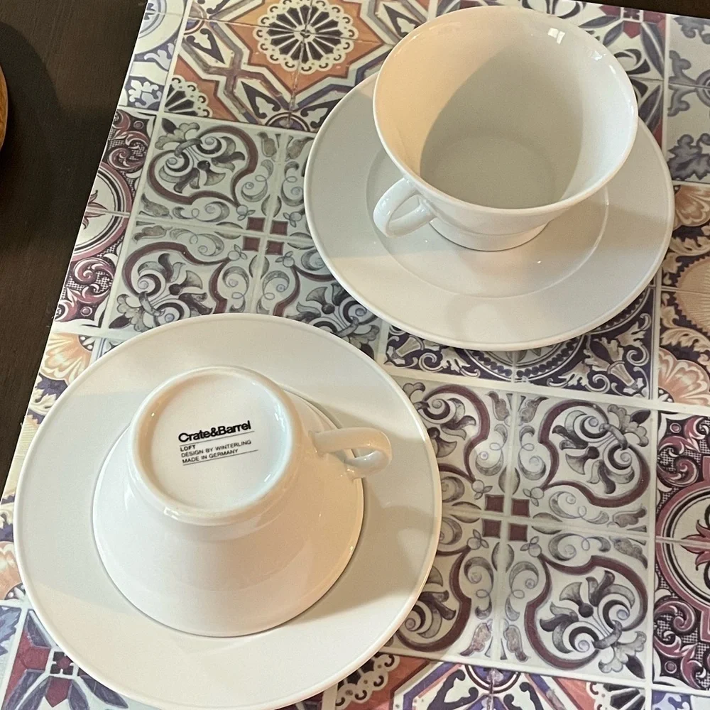 Crate&Barrel Loft White porcelain Cappuccino 4 piece set 2 cups, 2 saucers